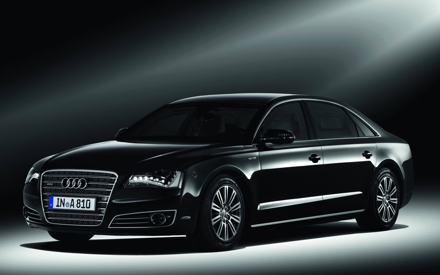 Автомобиль Audi a8 на дороге