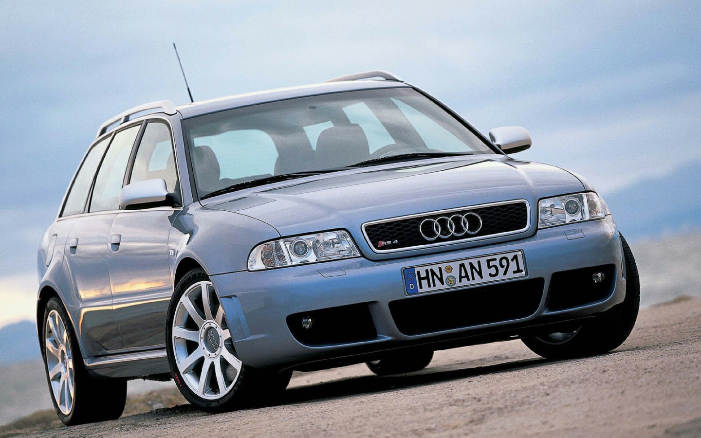 Автомобиль Audi c5 на дороге