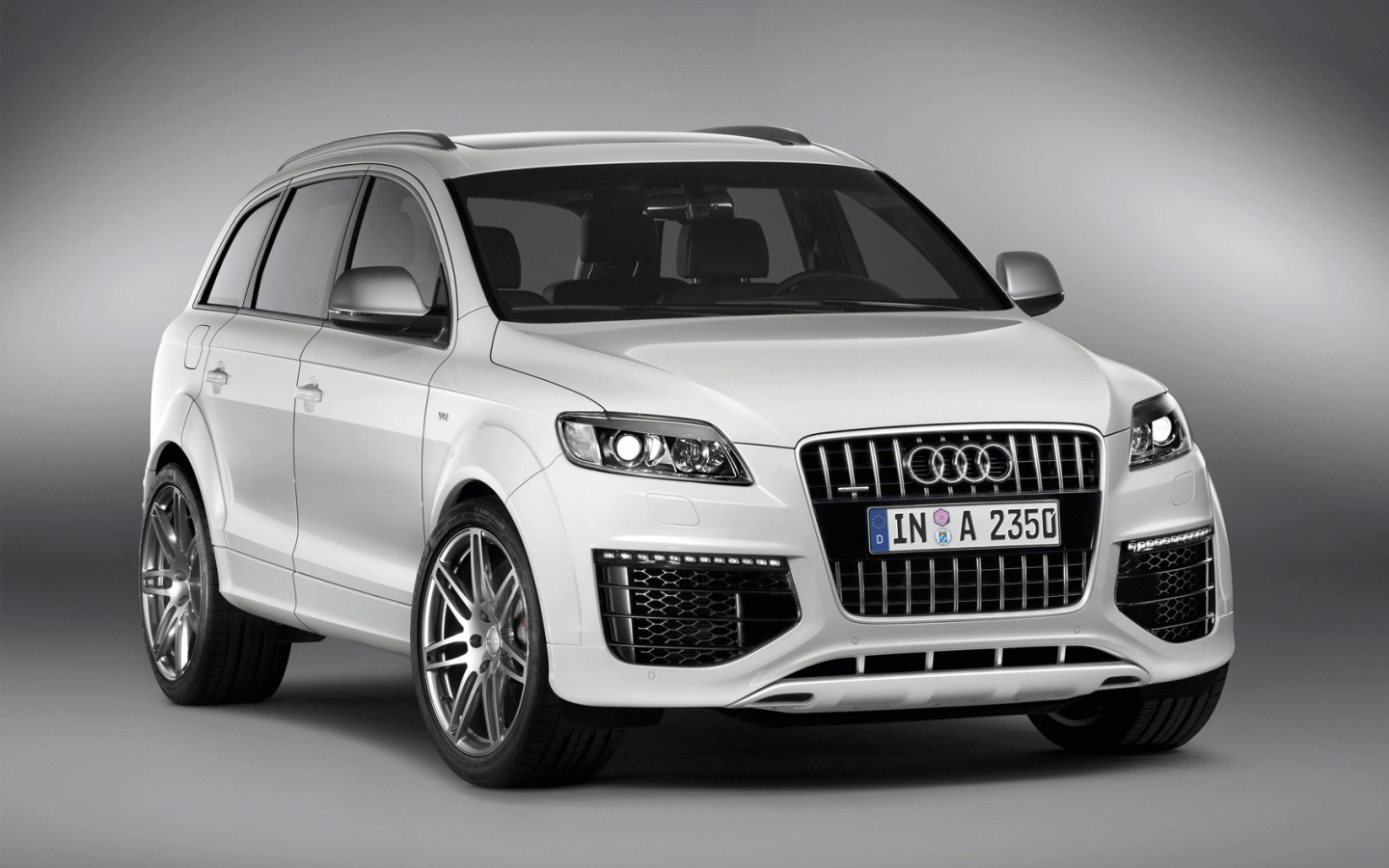 Автомобиль Audi q5 на дороге