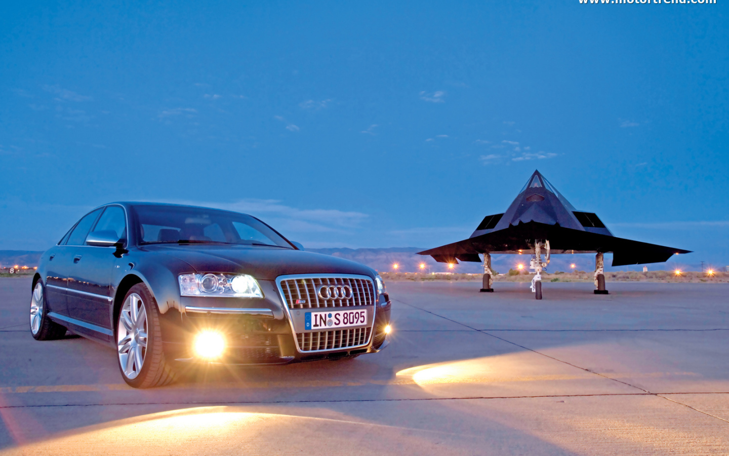 Автомобиль Audi s8 на дороге