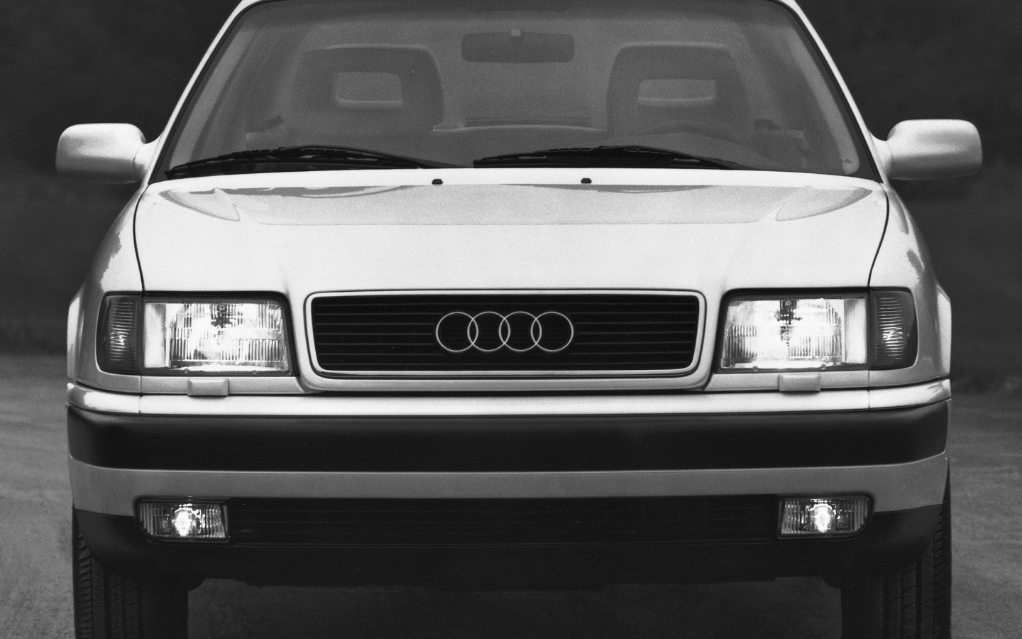 Красивый автомобиль Audi 100 в Москве