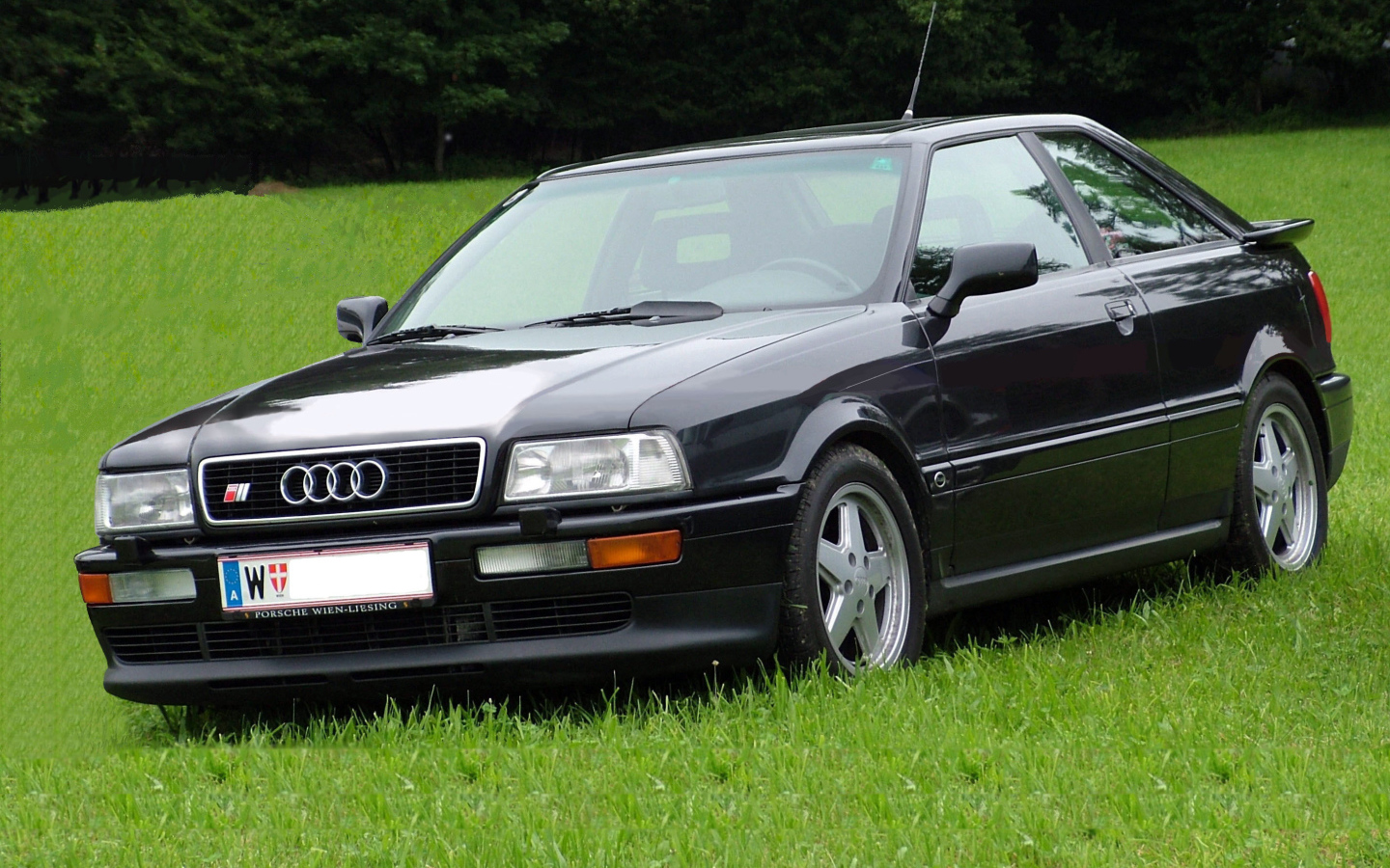 Красивый автомобиль Audi 80 в Москве