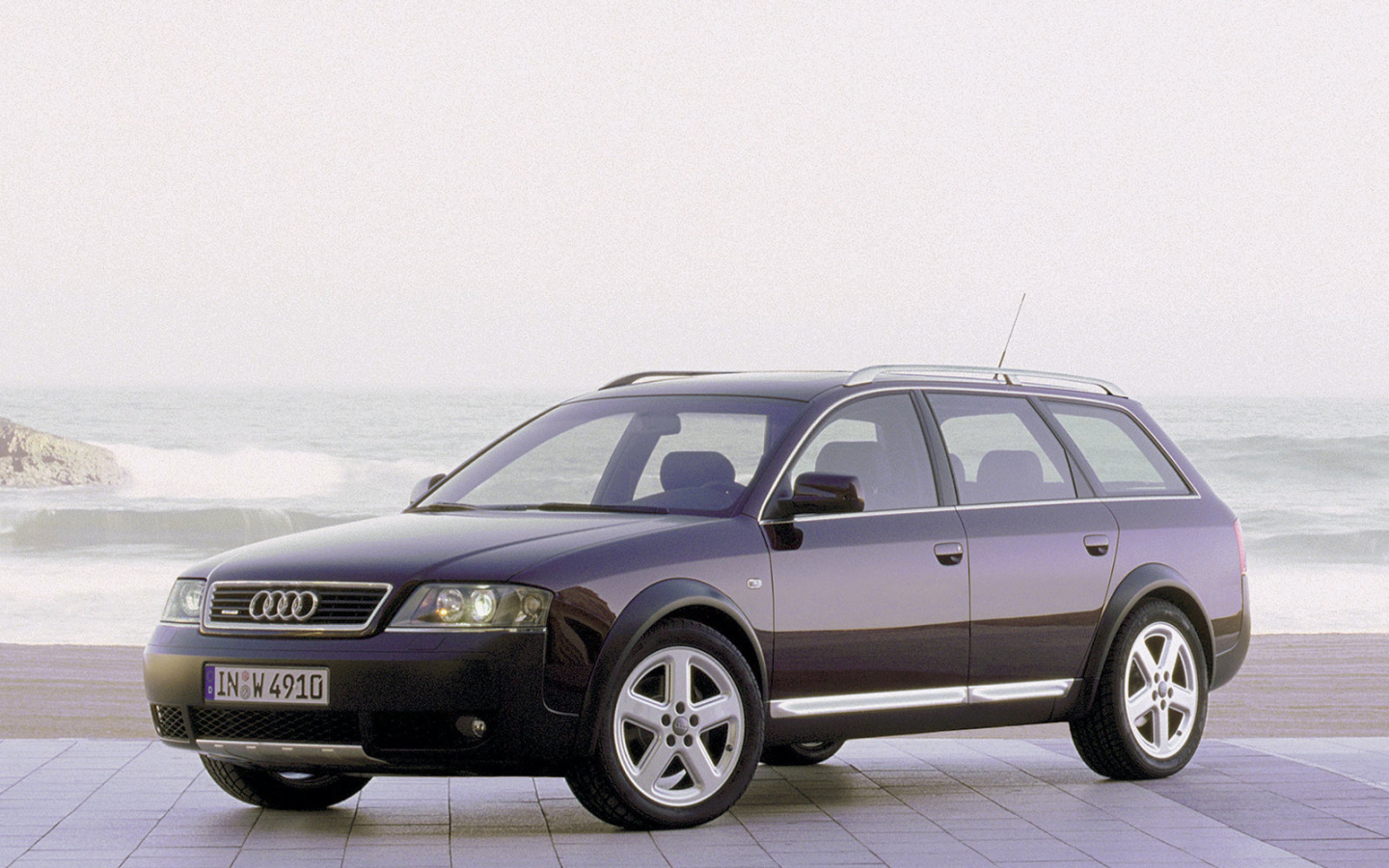 Красивый автомобиль Audi allroad в Москве