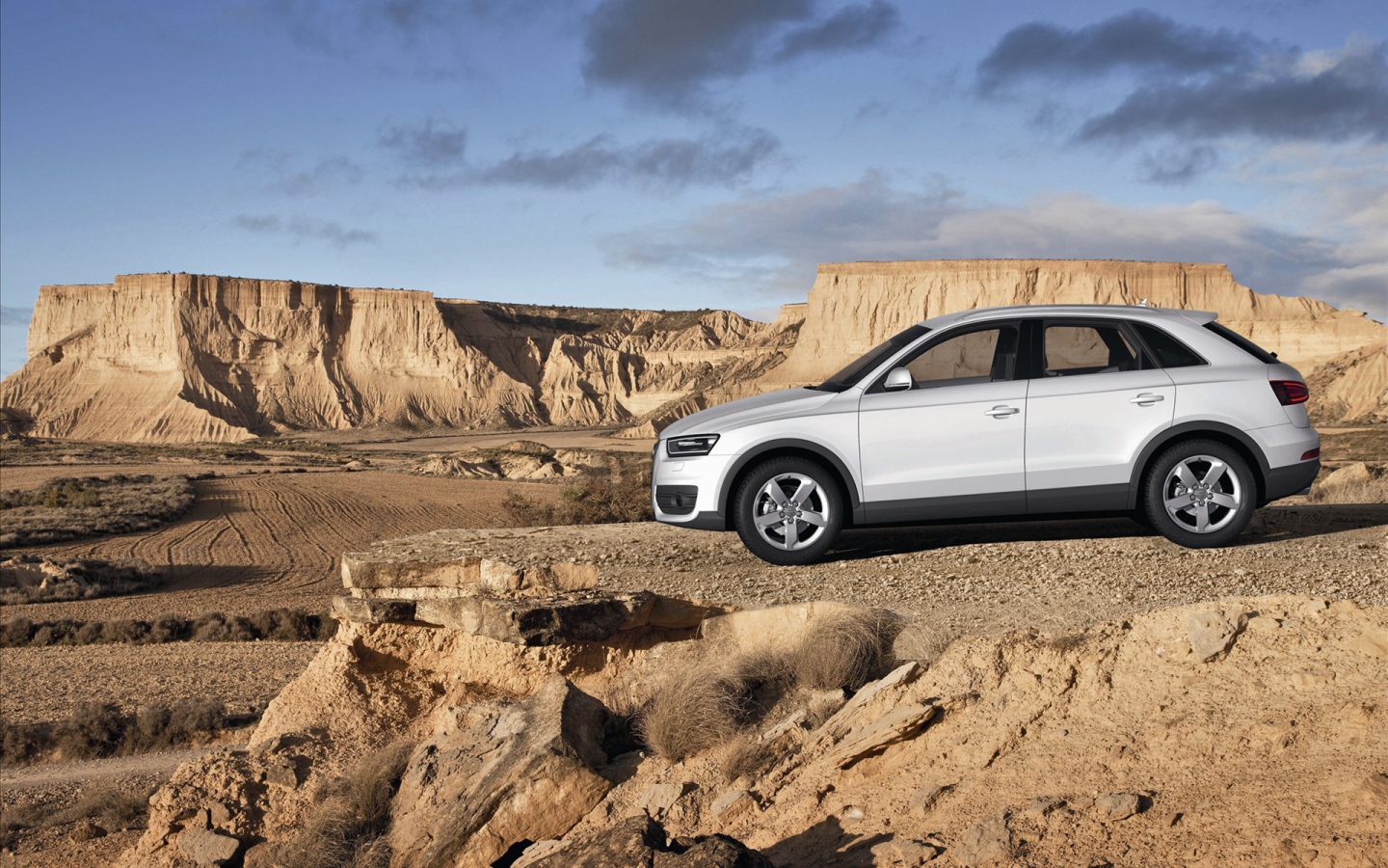 Красивый автомобиль Audi q3