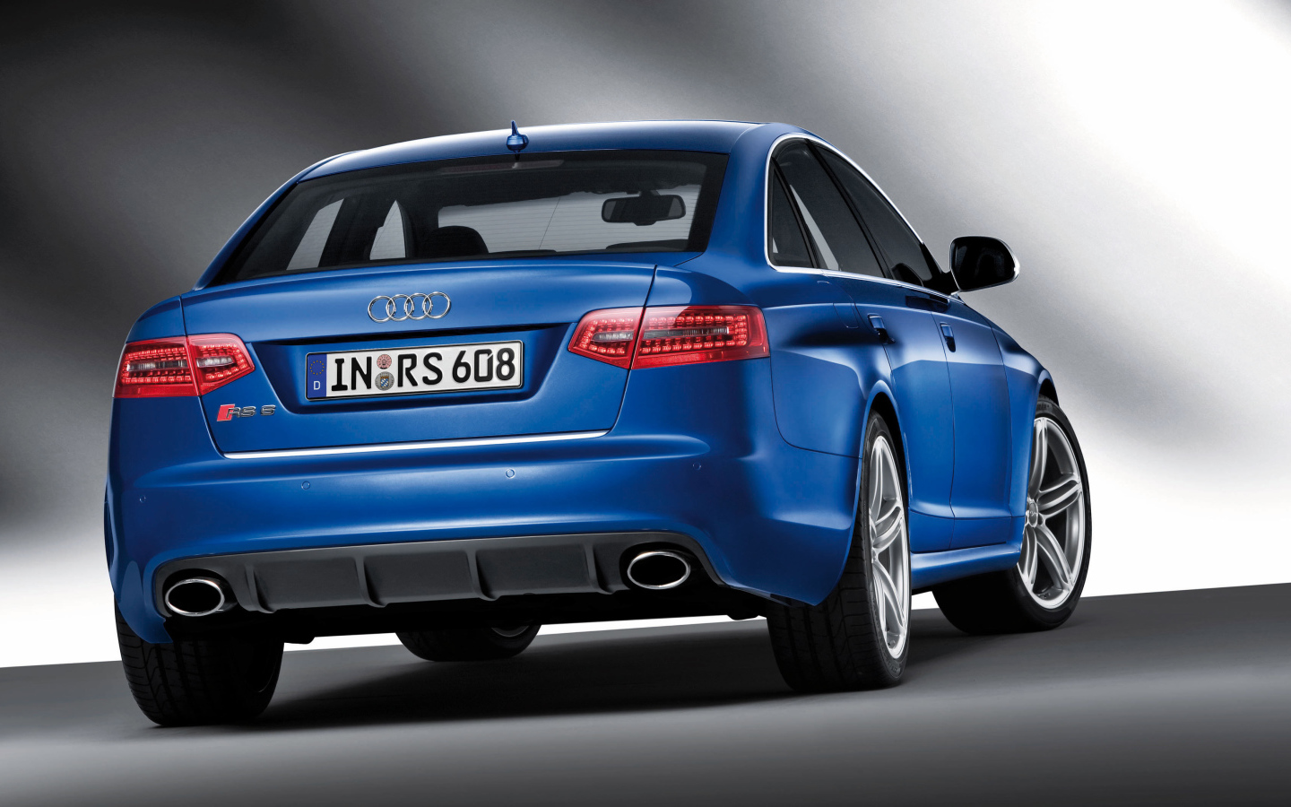 Красивый автомобиль Audi rs6 в Москве