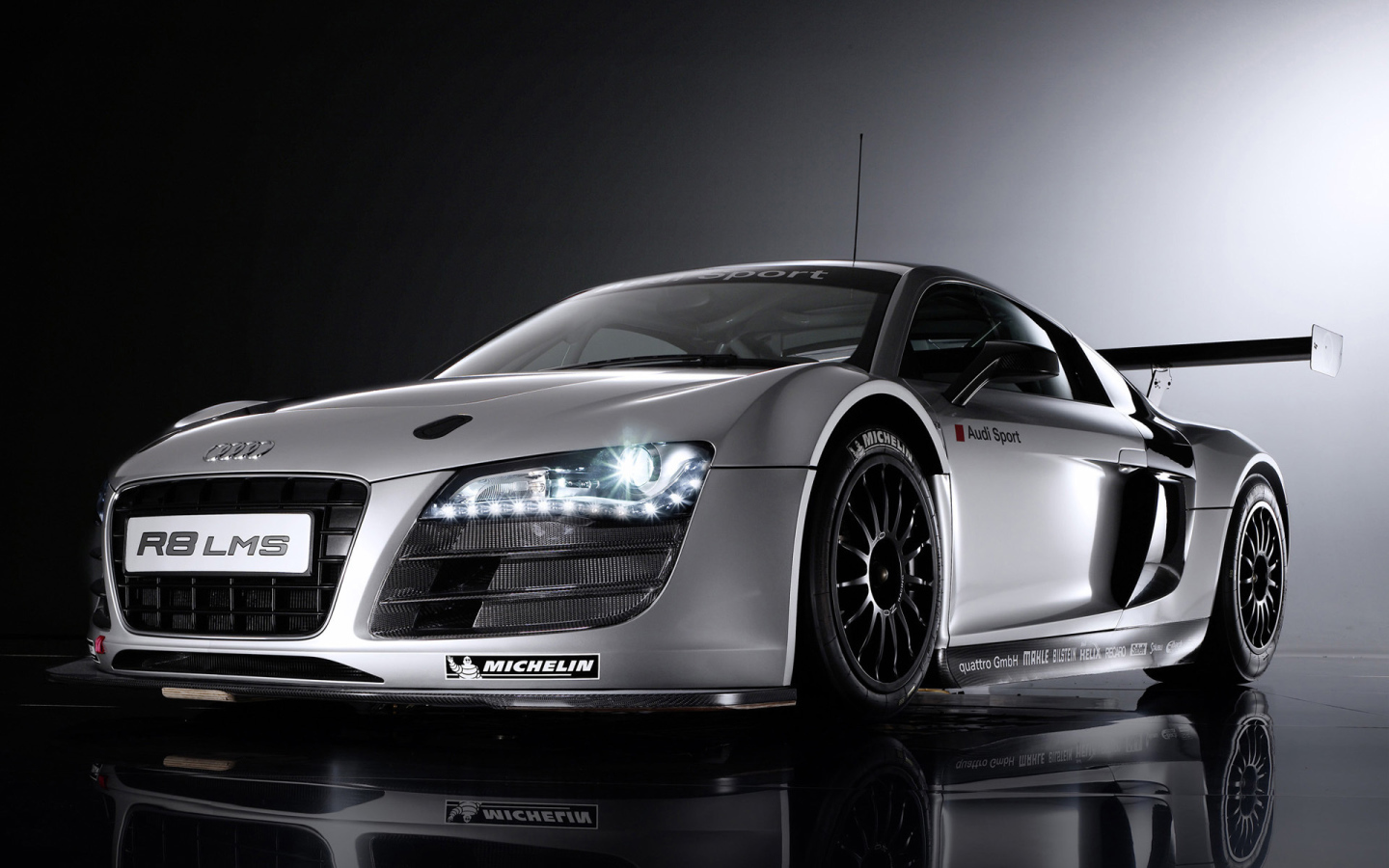 Новая машина Audi r8