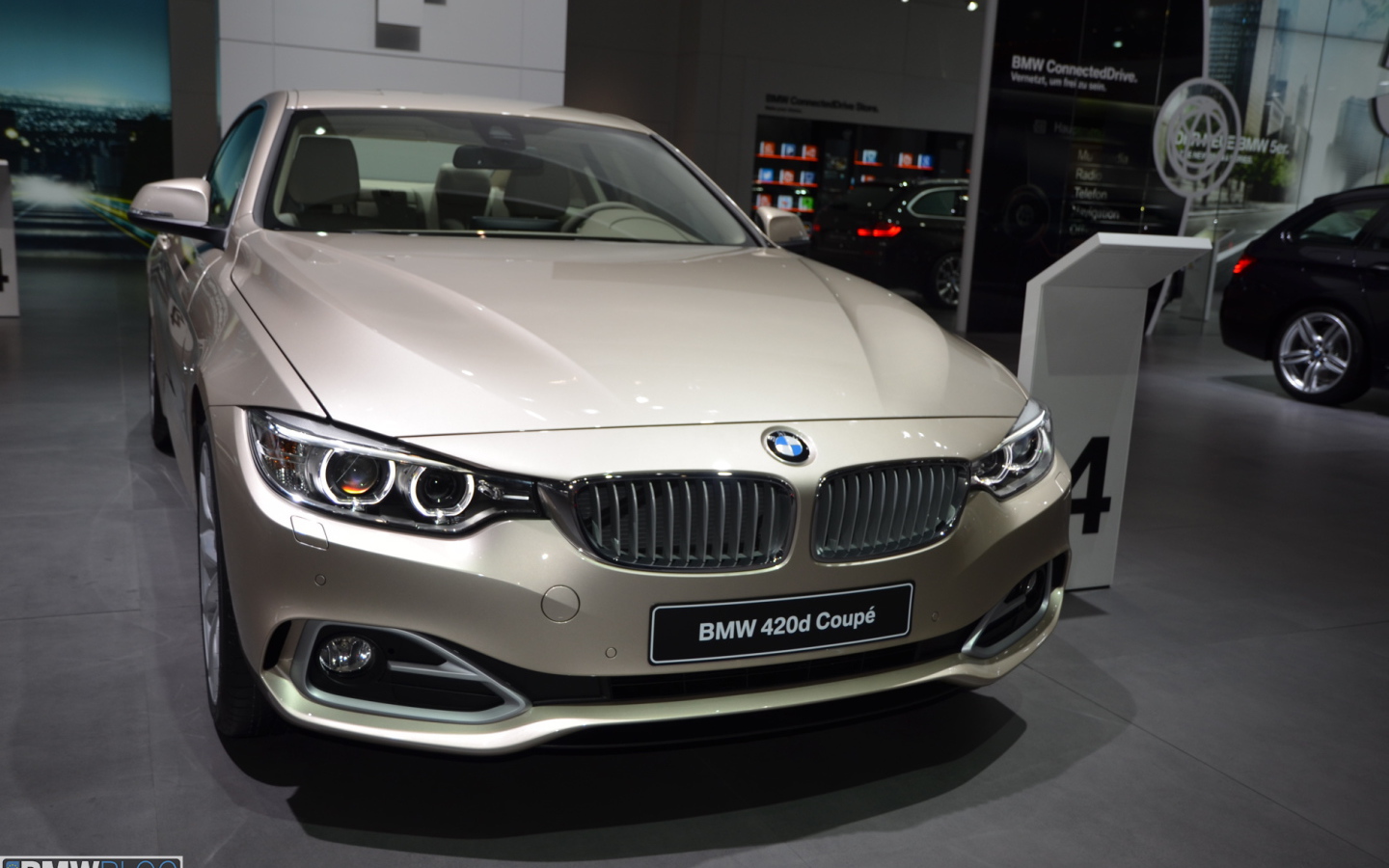 Красивый автомобиль BMW 4-series 2014 года в Москве