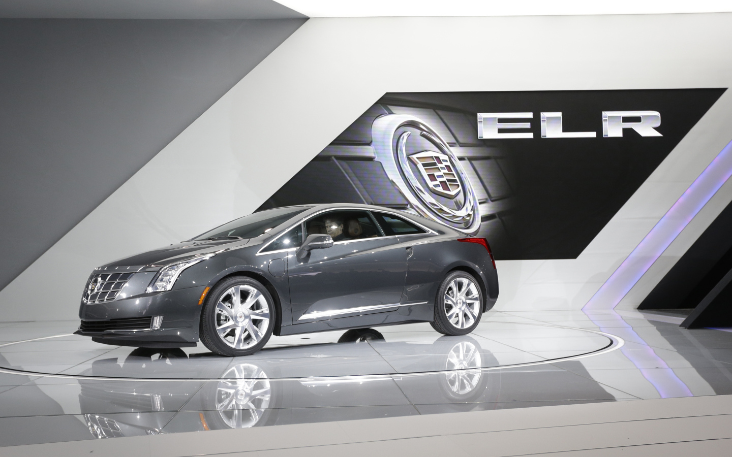 Красивый автомобиль Cadillac ERL 2014 года
