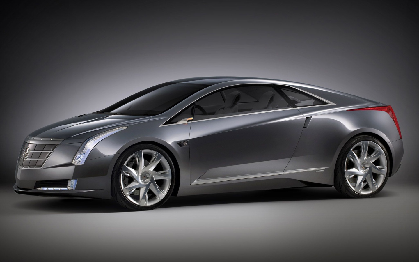 Автомобиль Cadillac ERL 2014 года на дороге