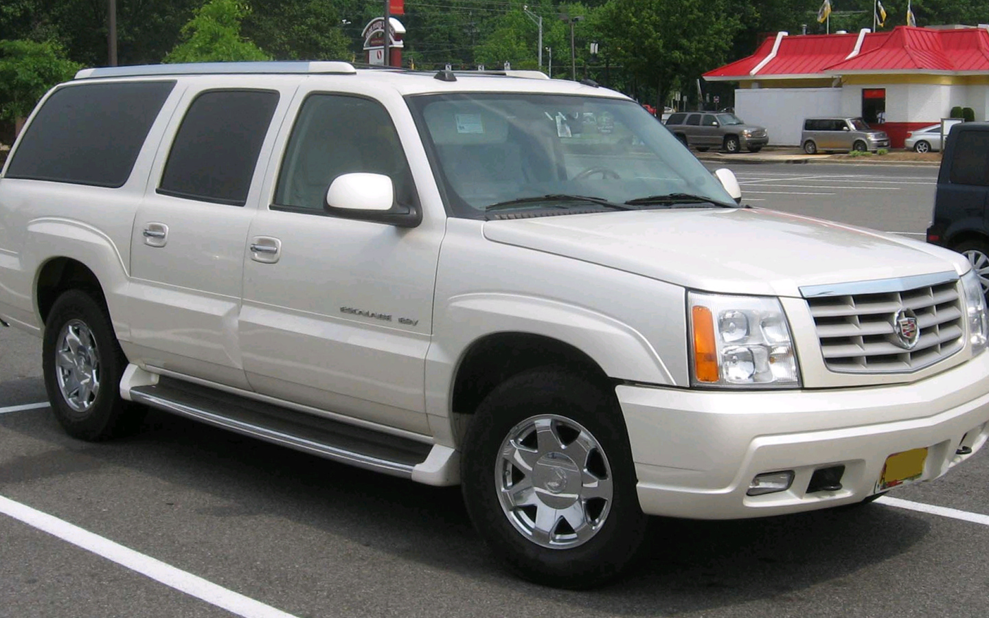 Белый Cadillac Escalade 2014