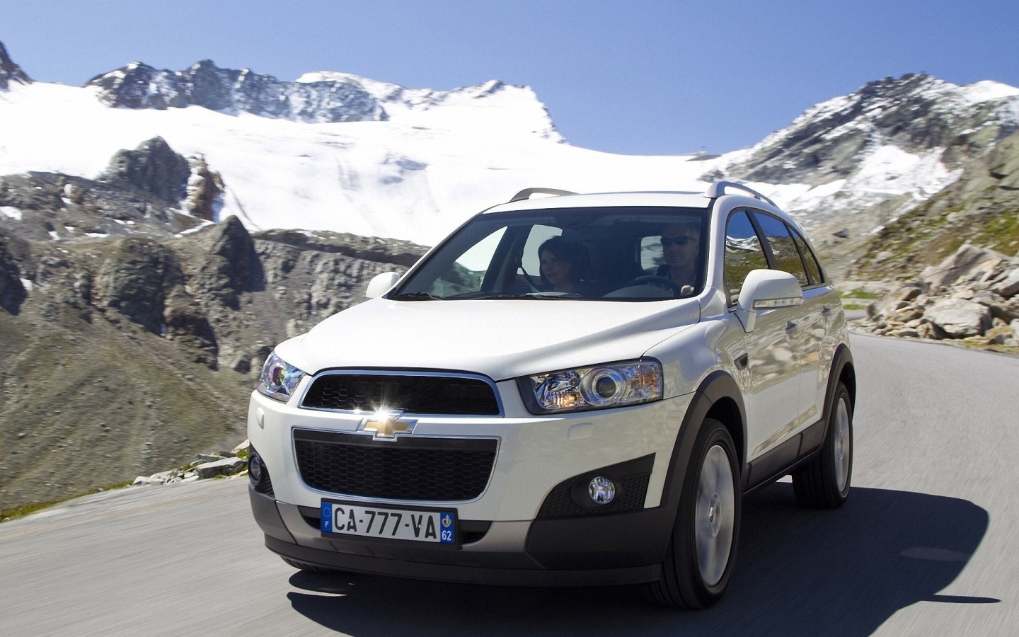Красивый автомобиль Chevrolet Captiva 2014