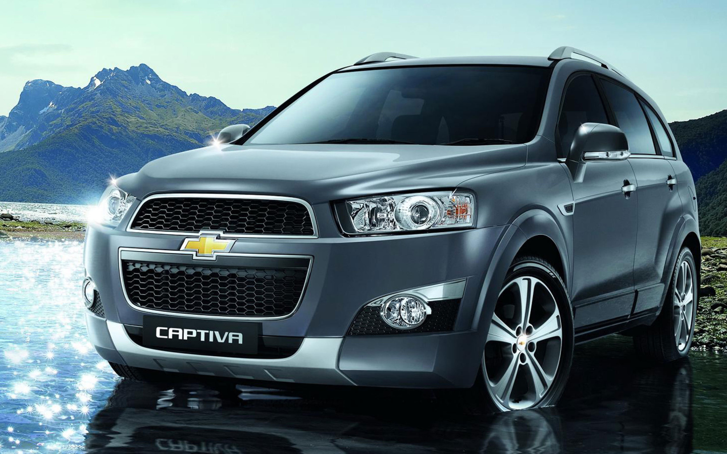 Красивый автомобиль Chevrolet Captiva 2014 года года в Москве