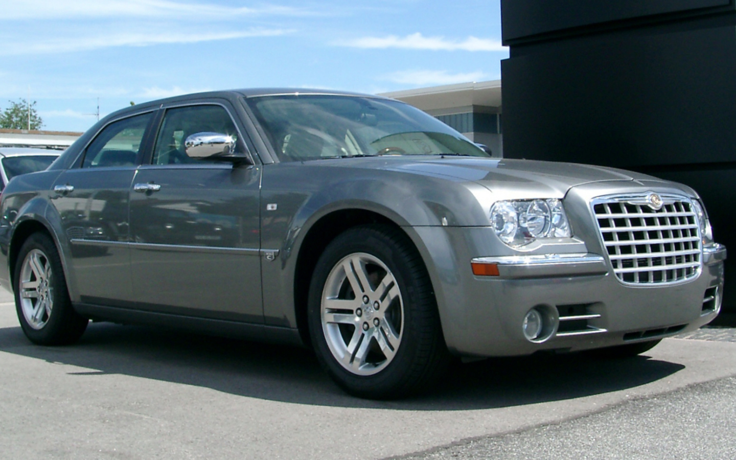 Серебристый Сhrysler 300c