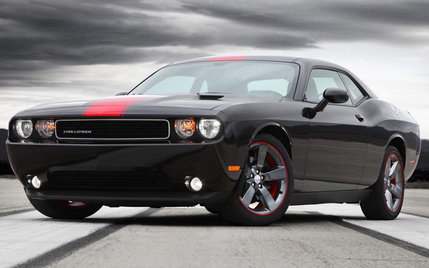Стремительный Dodge Challenger