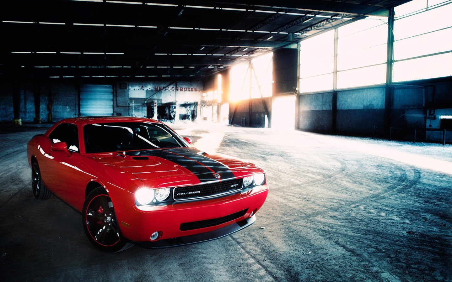 Красный Dodge challenger
