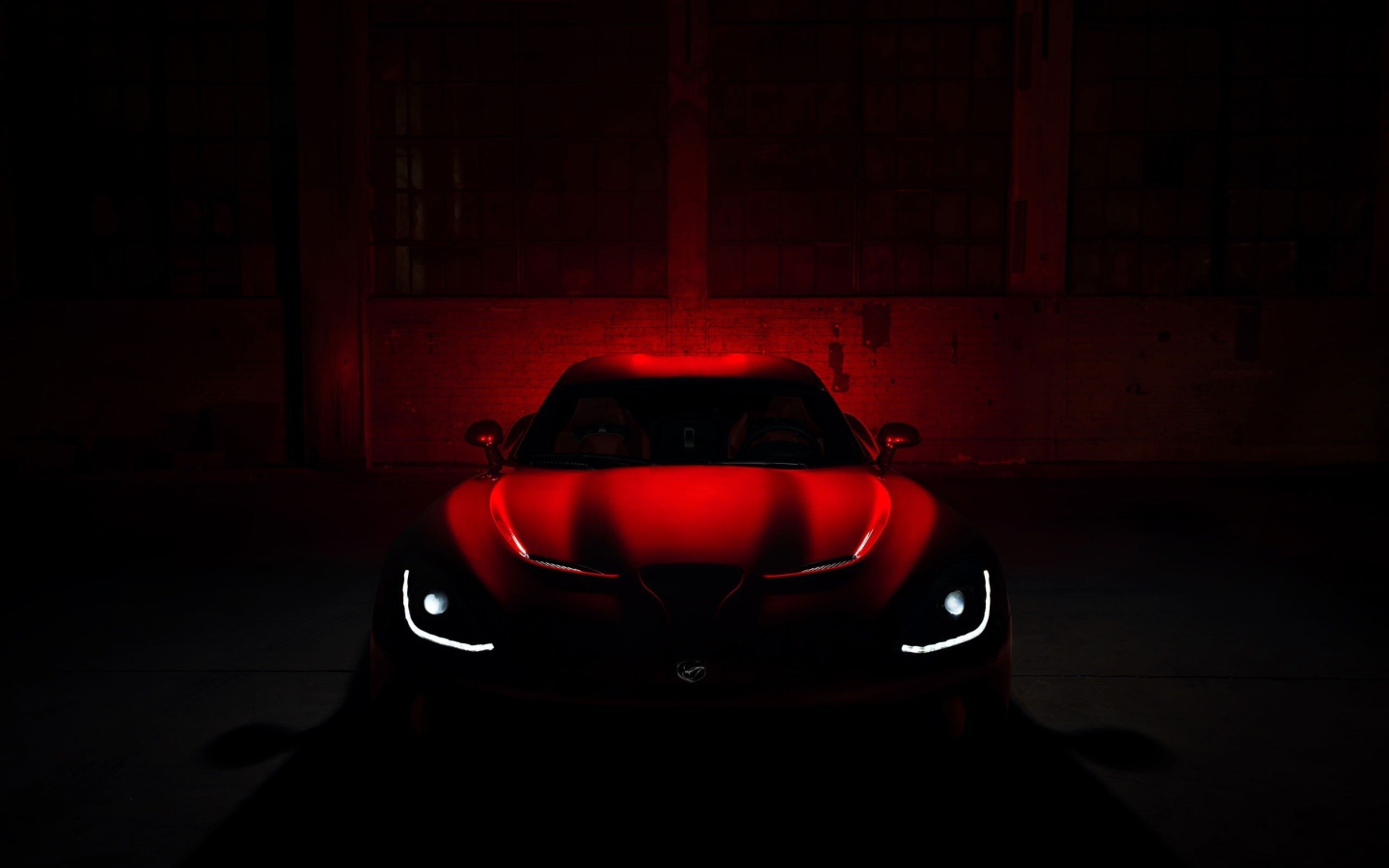 Автомобиль Додж в темноте