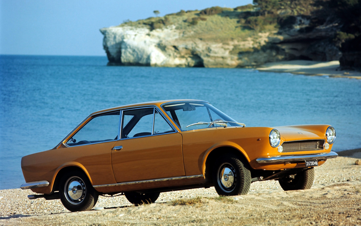 Красивый автомобиль Fiat 124 в Москве