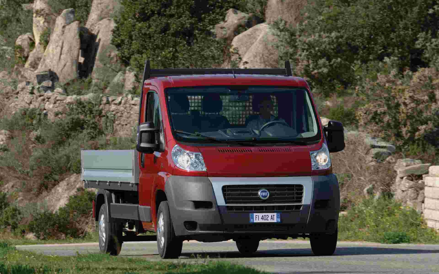 Автомобиль Fiat Ducato на дороге