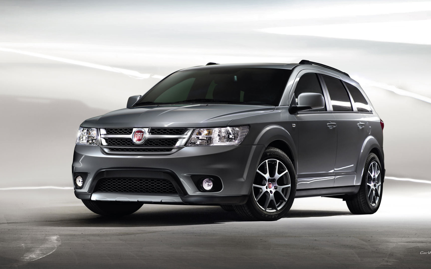 Автомобиль Fiat Freemont на дороге