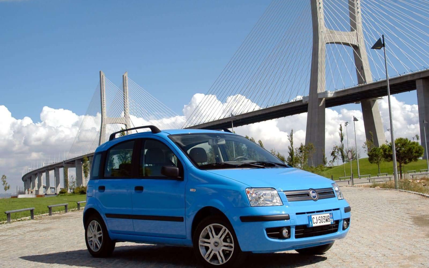 Автомобиль Fiat Panda на дороге