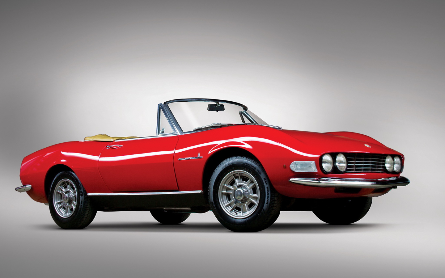 Автомобиль Fiat 124 на дороге