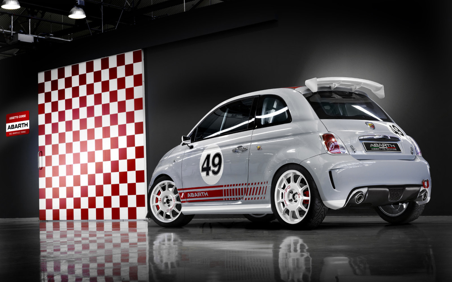 Автомобиль Fiat 500 на дороге