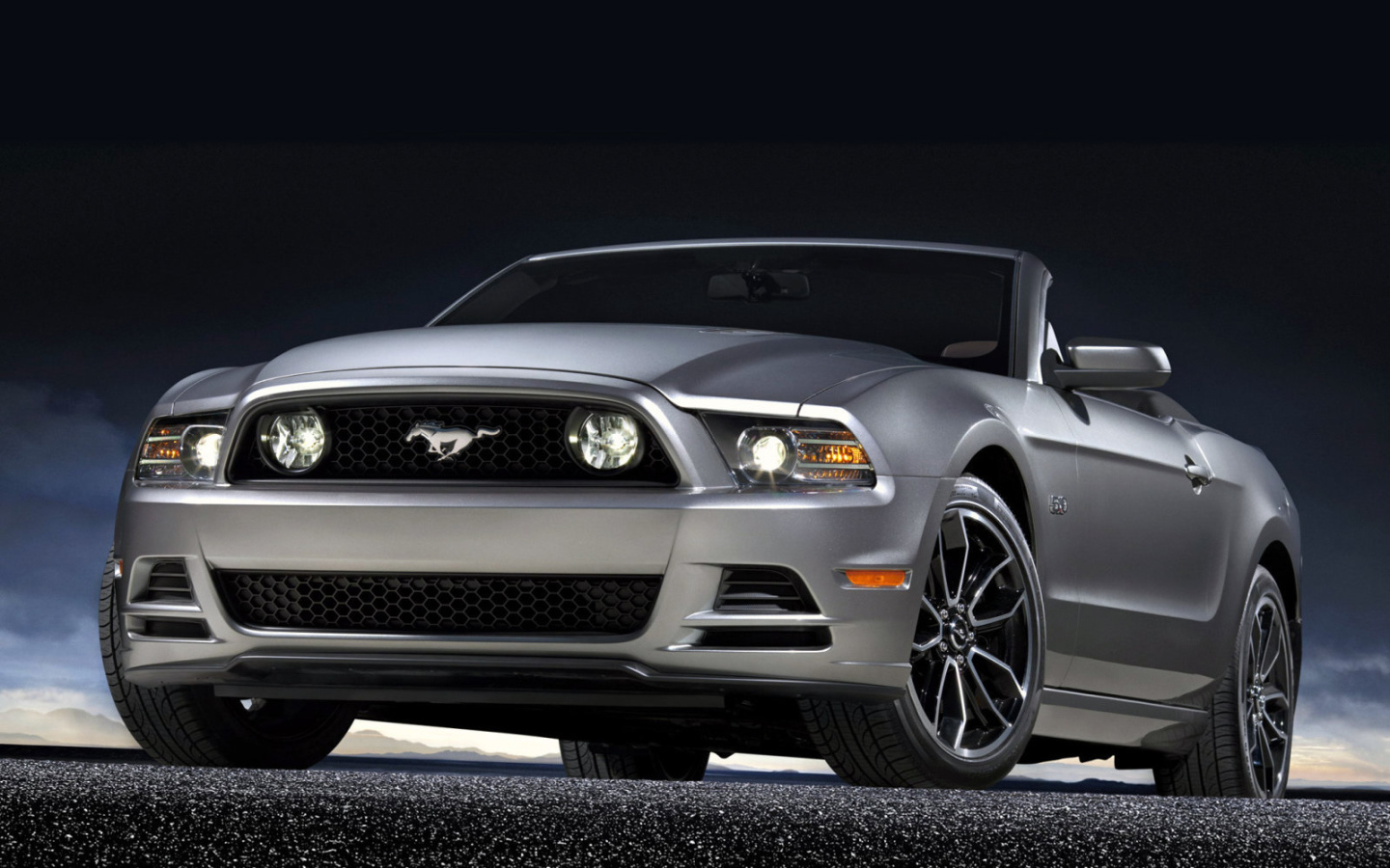 Красивый автомобиль Mustang 2014 года