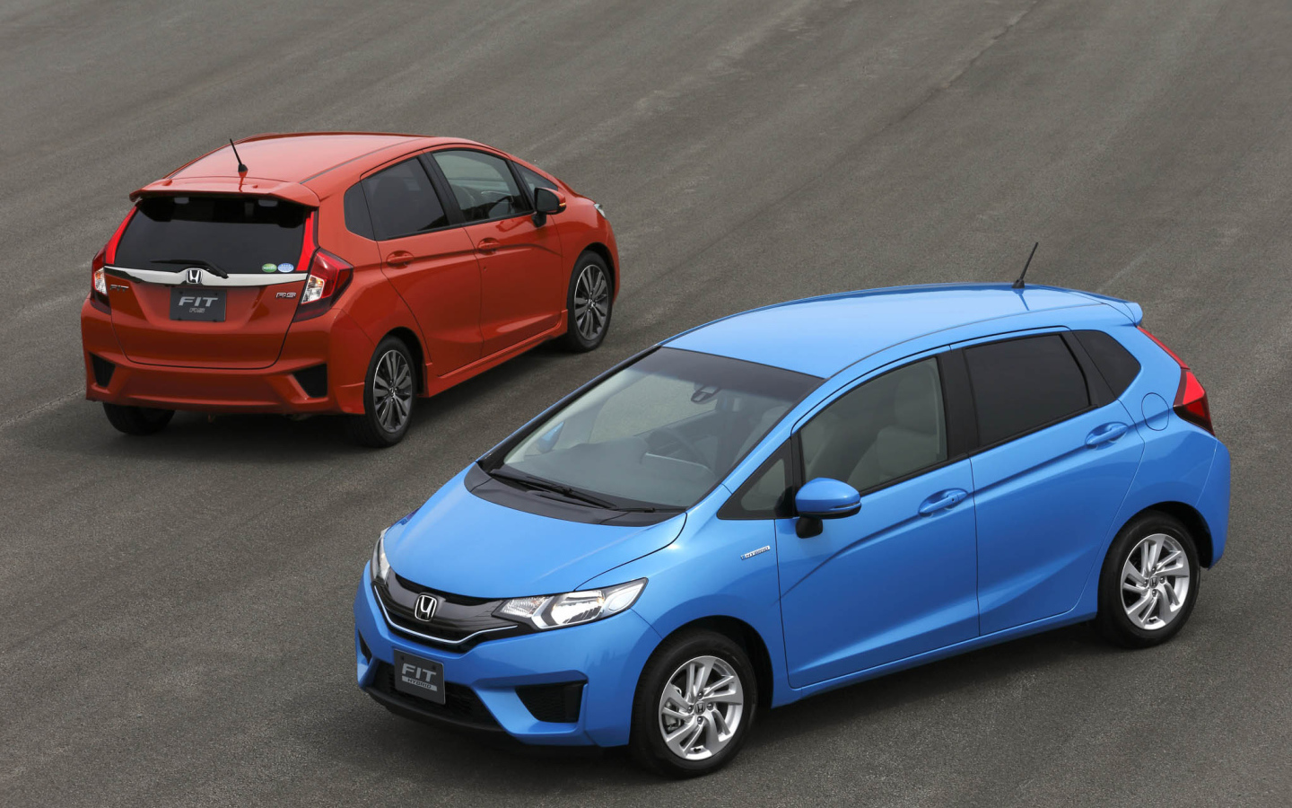 Автомобиль Honda Fit 2014 на дороге