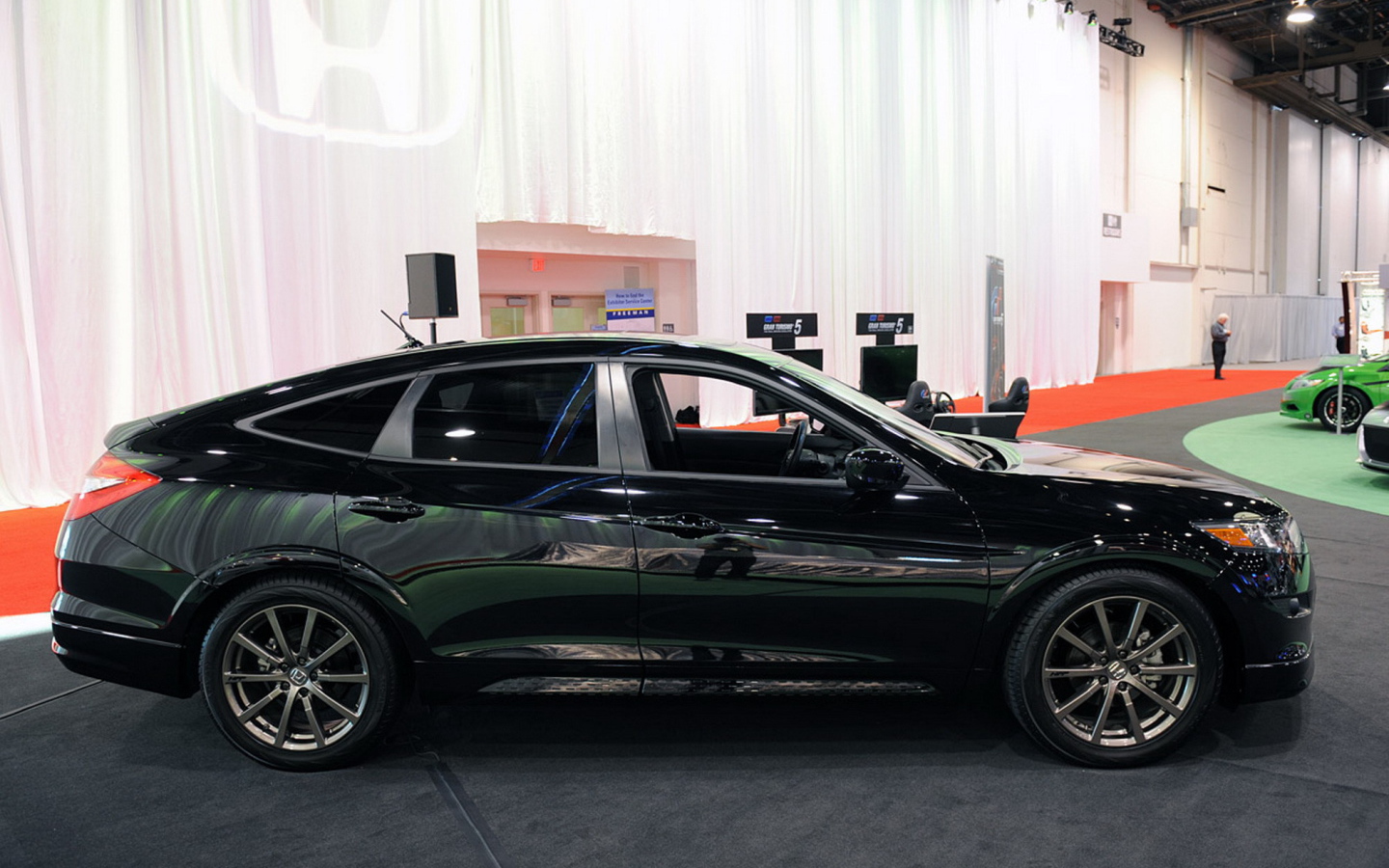 Красивый автомобиль Honda Crosstour в Москве