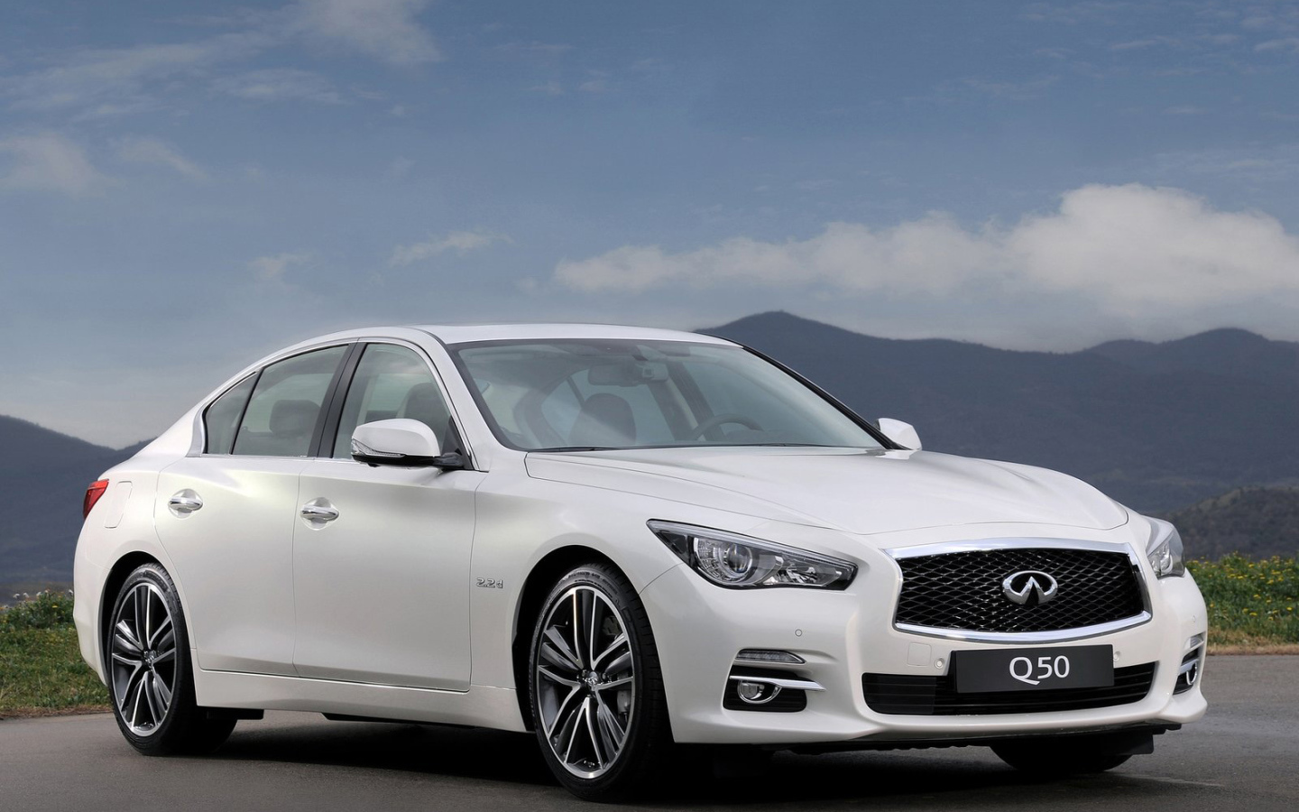 Автомобиль Infiniti Q50 2014 года на дороге