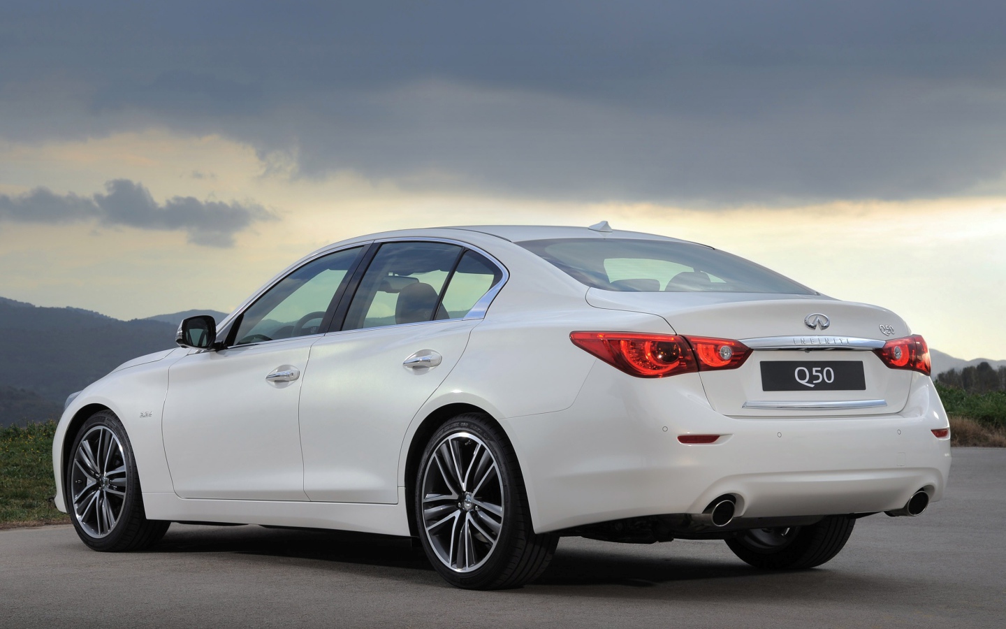 Новый автомобиль Infiniti Q50 2014 года