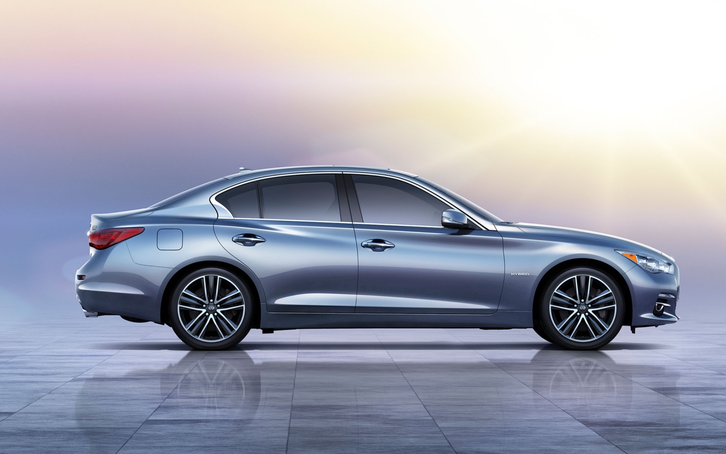 Новая машина Infiniti Q50 2014 года