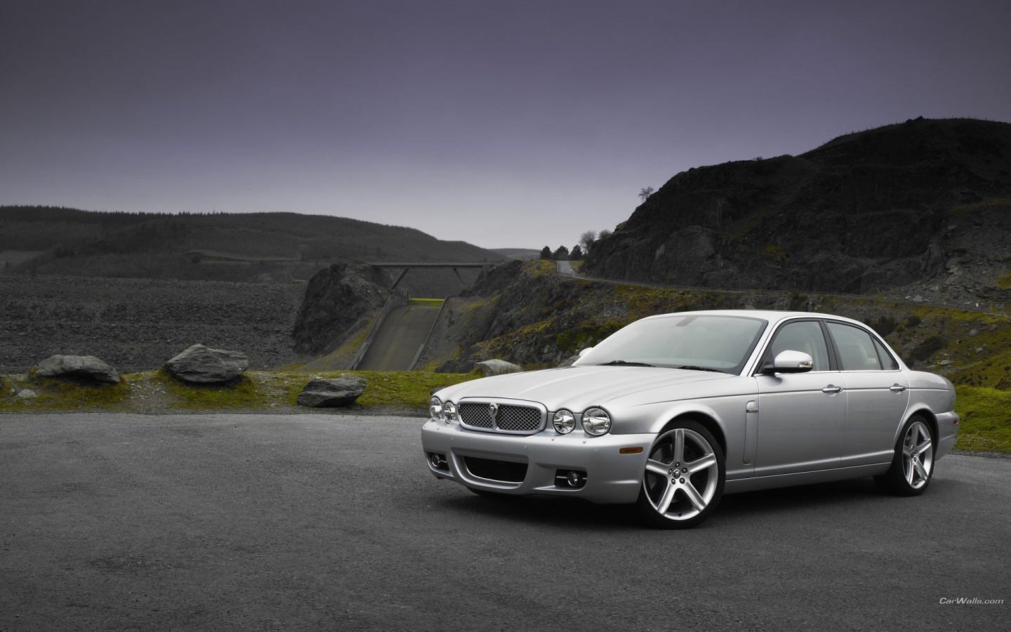 Белый автомобиль Ягуар