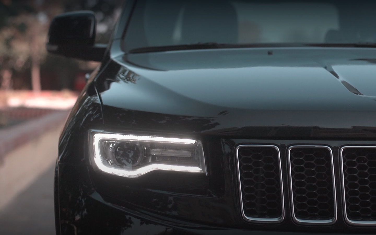 Красивый автомобиль Джип Гранд Чероки 2014