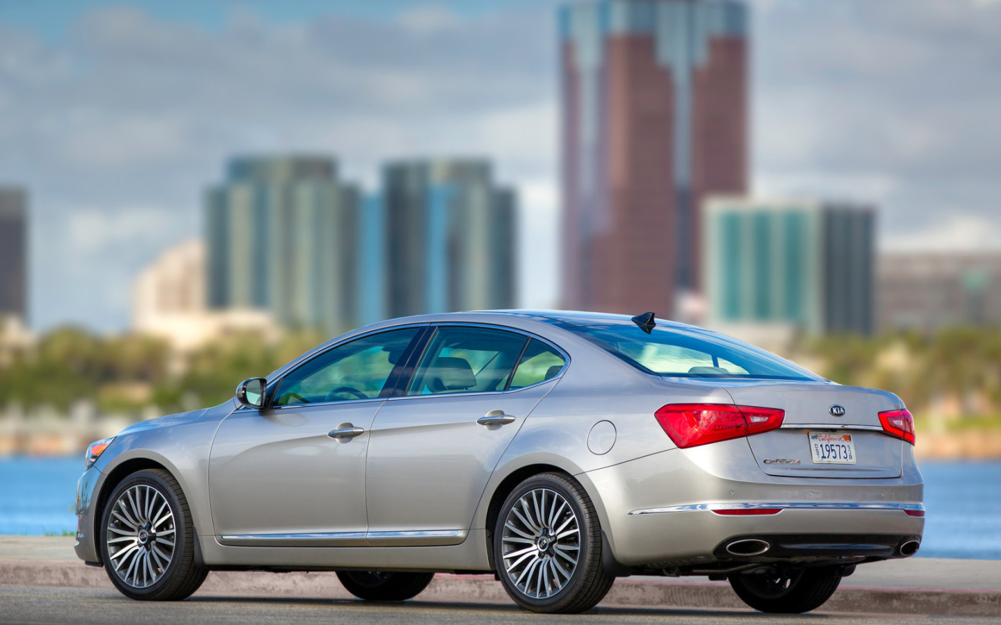 Красивый автомобиль Kia Cadenza 2014 годав Москве