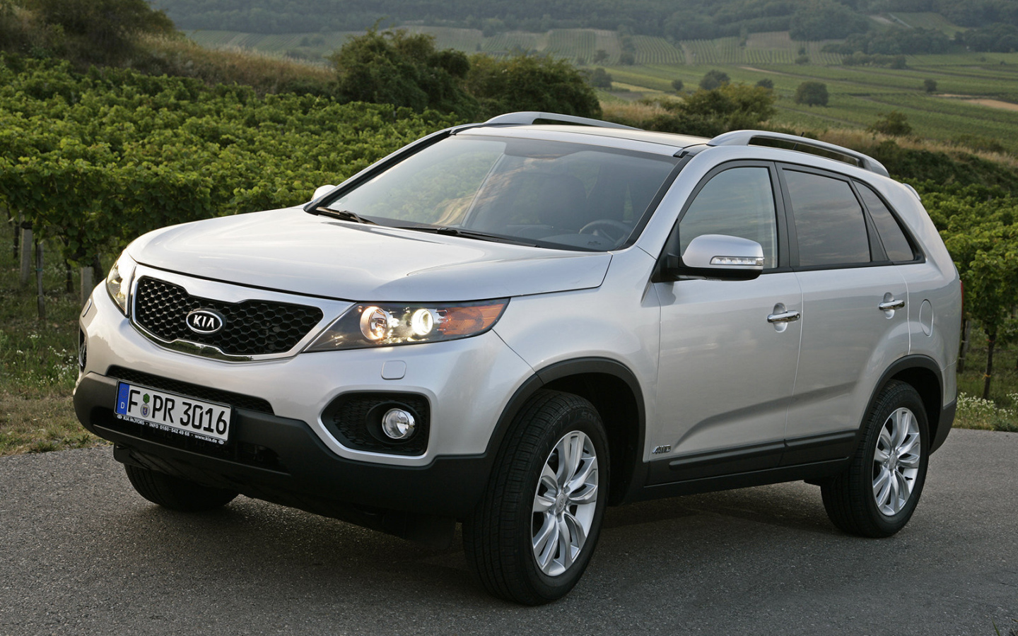  Автомобиль Kia Sorento на дороге