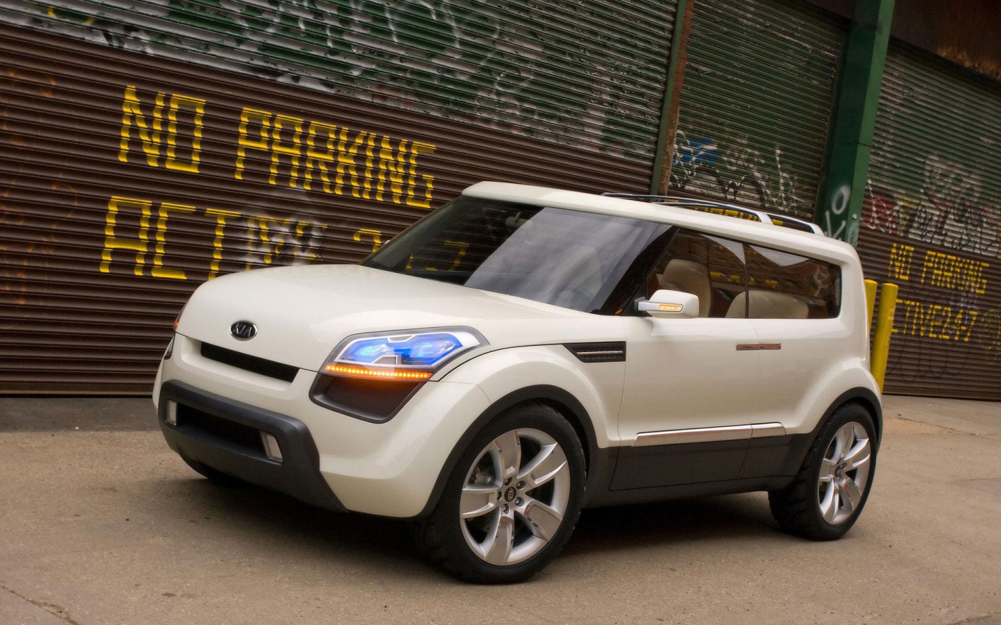 Автомобиль Kia Soul на дороге