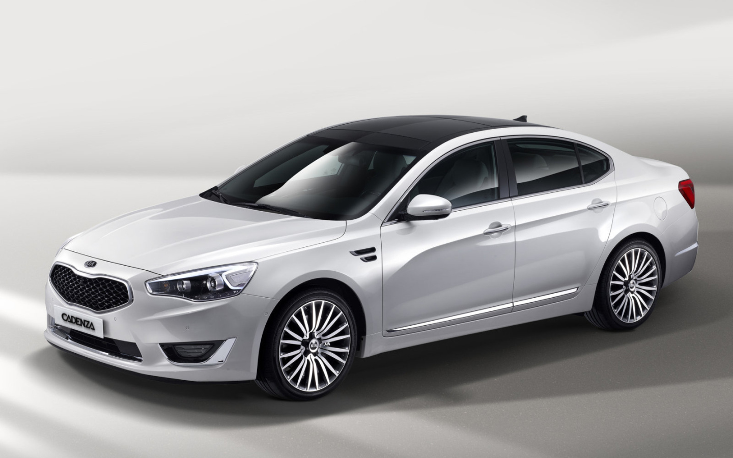 Надежный автомобиль Kia Cadenza 2014 года