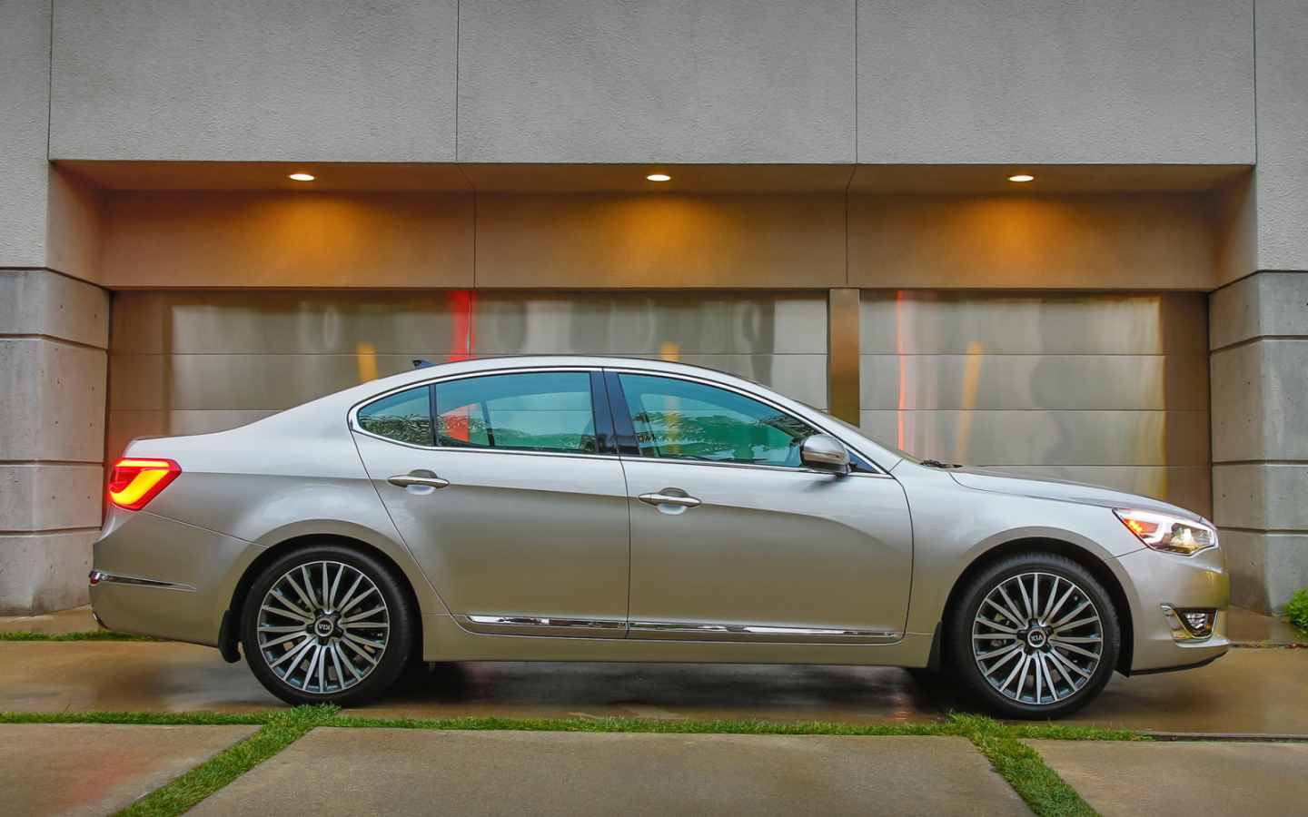 Надежная машина Kia Cadenza 2014 года