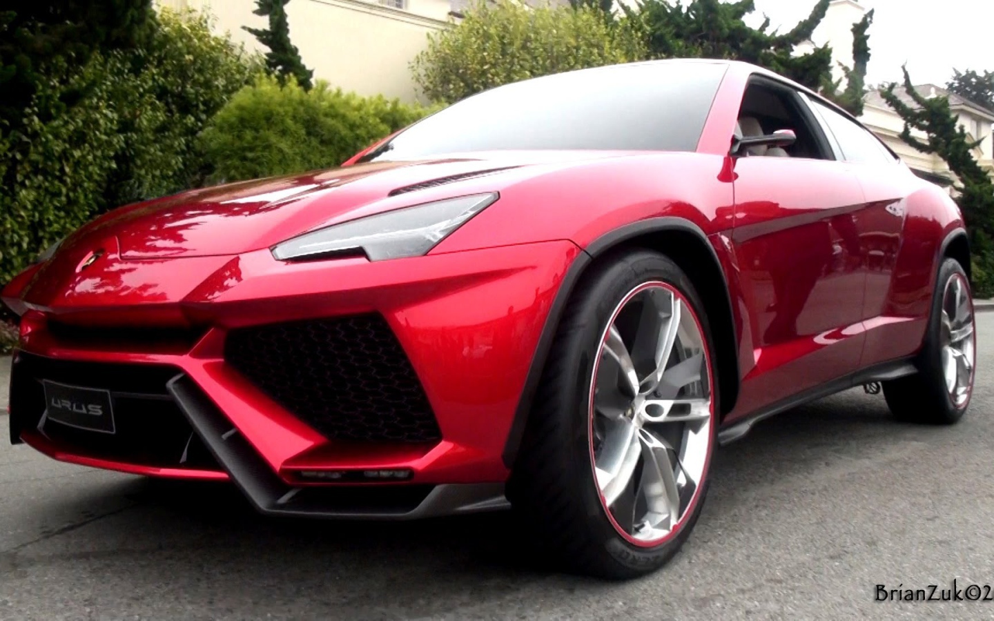 Красивый автомобиль Lamborghini Urus