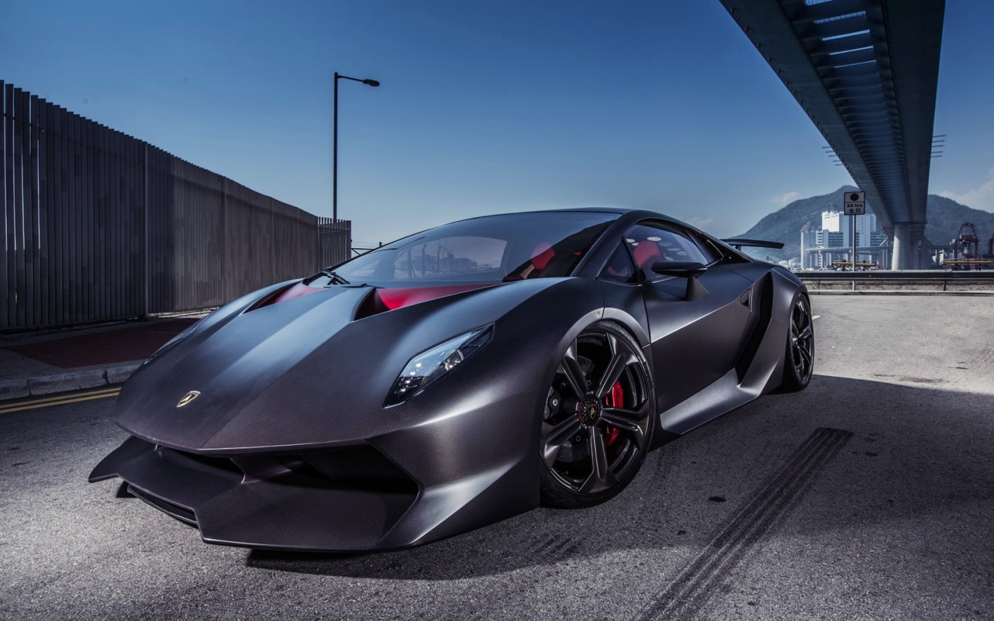 Автомобиль Lamborghini Sesto Elemento на дороге