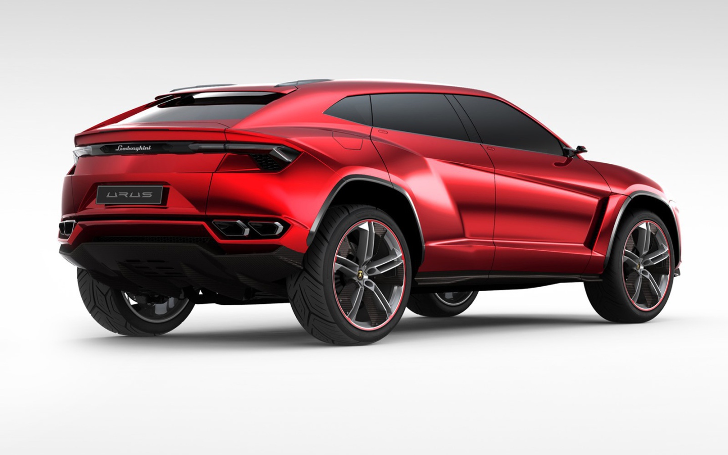 Автомобиль Lamborghini Urus на дороге