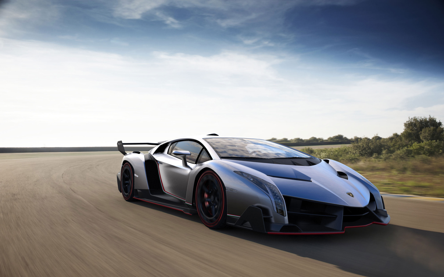 Автомобиль Lamborghini Veneno на дороге