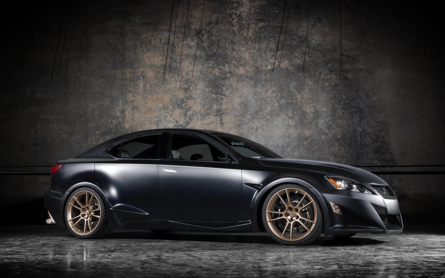 Лексус у бетонной стены