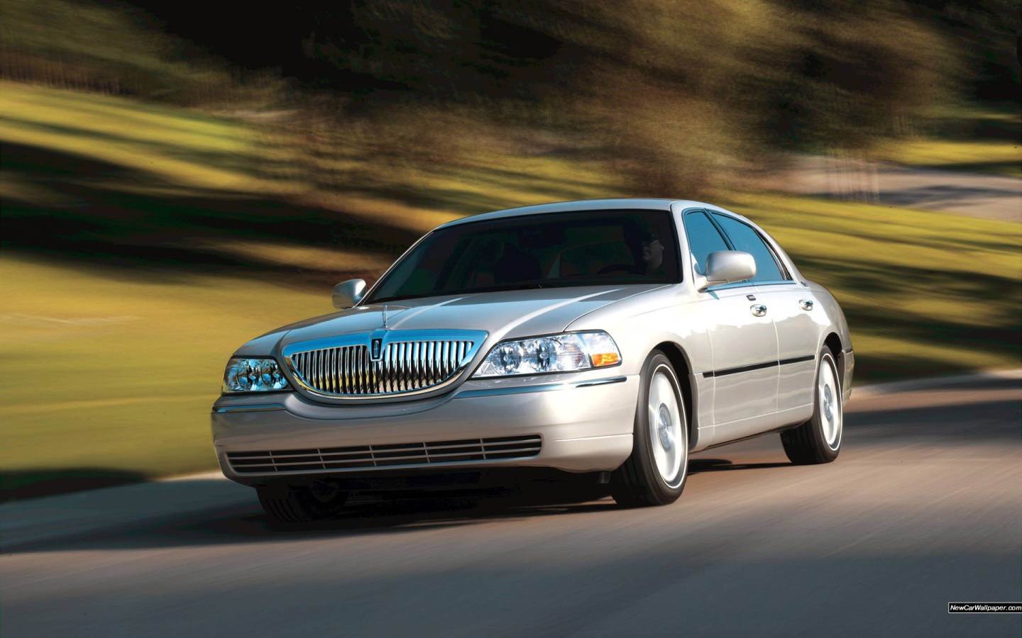 Красивый автомобиль Lincoln Town Car