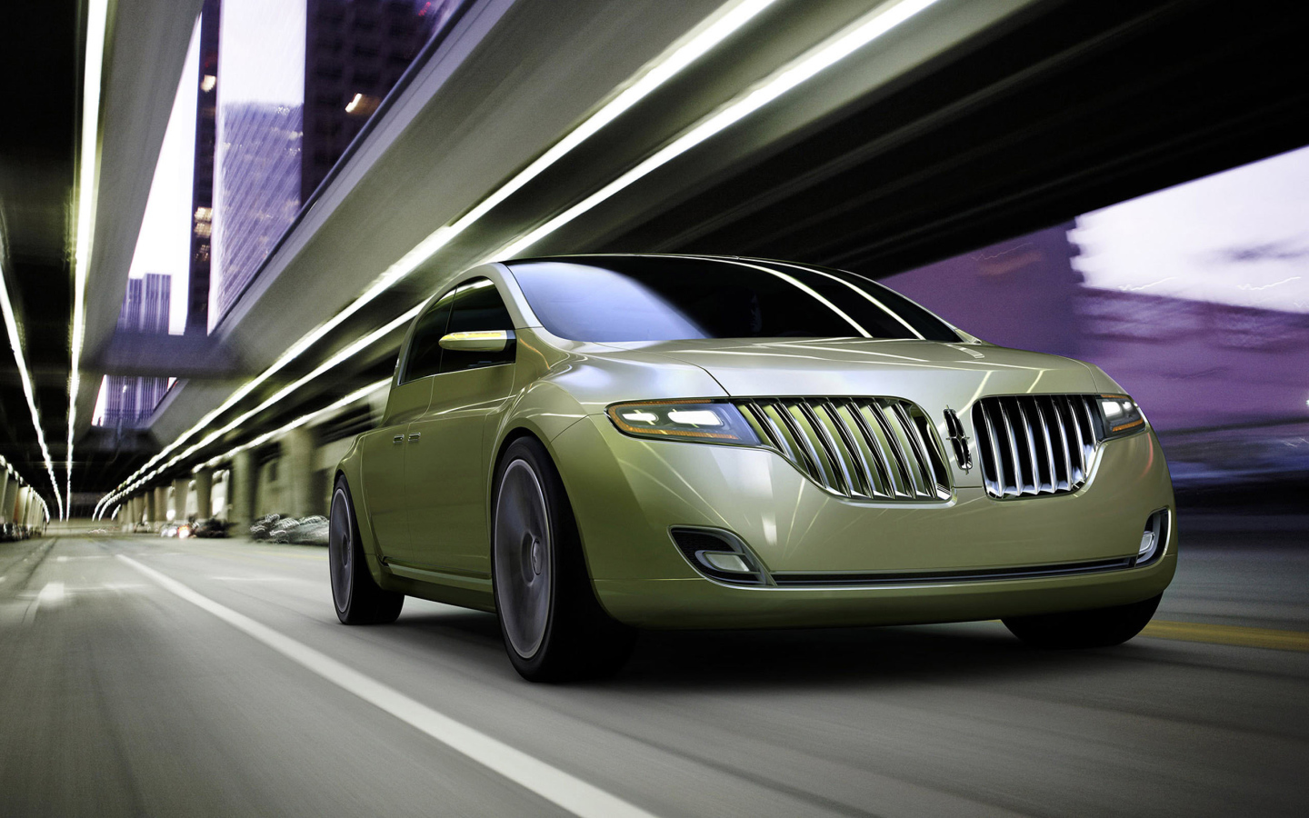 Красивый автомобиль Lincoln Town Car в Москве