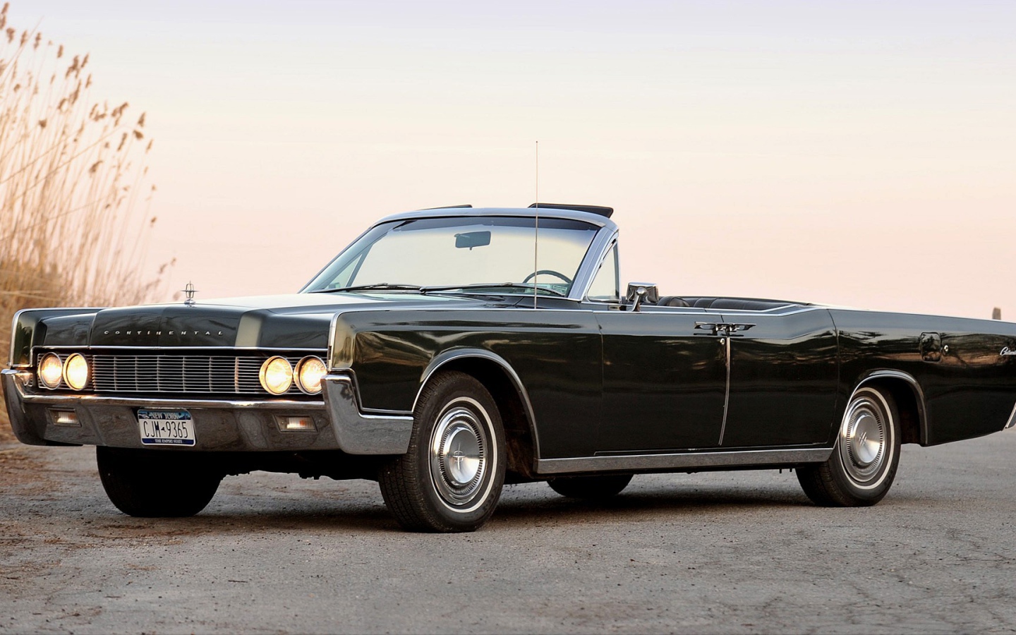 Автомобиль Lincoln Continental на дороге