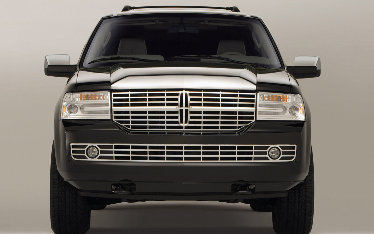 Автомобиль Lincoln Navigator на дороге