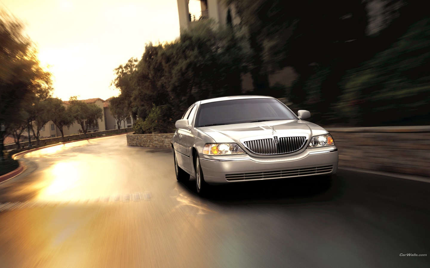 Автомобиль Линкольн на улице