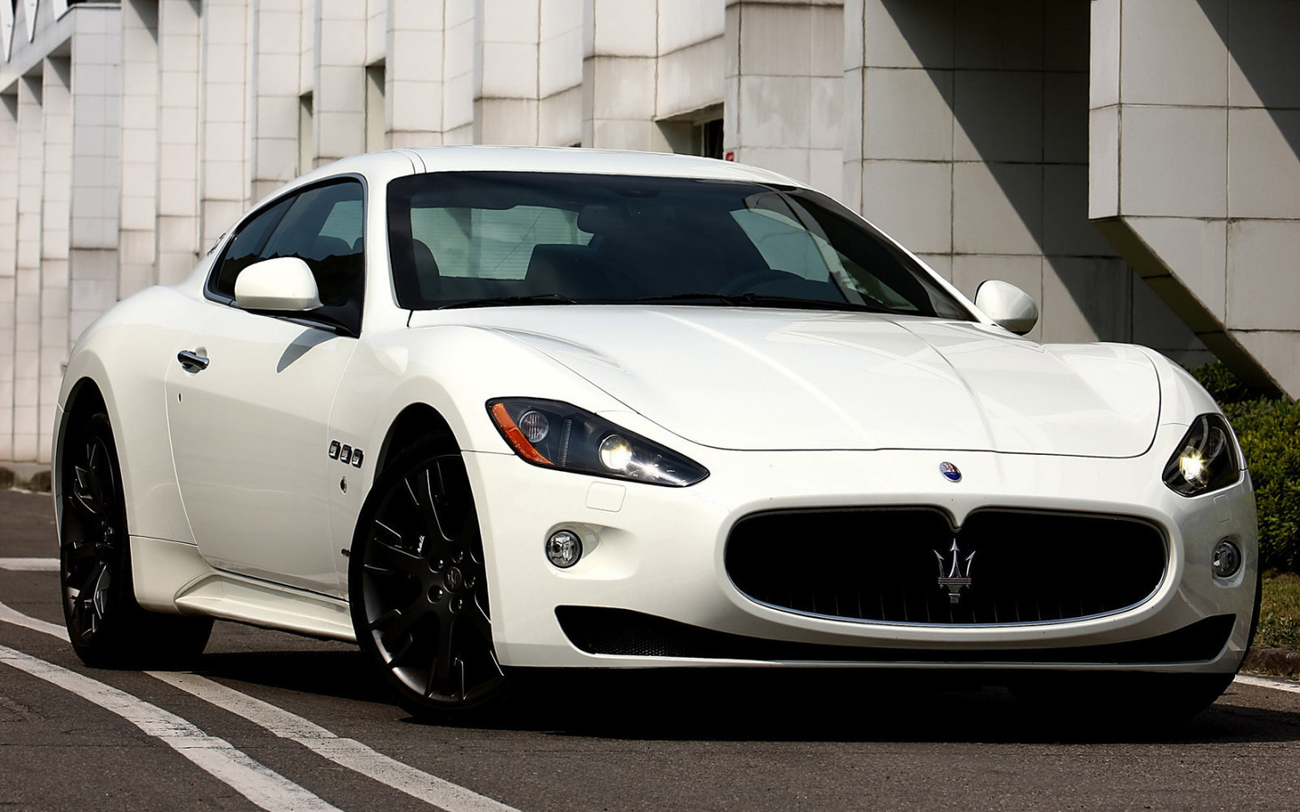 Красивый автомобиль Maserati Granturismo в Москве